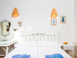 莫莱拉Holiday Home Las Boyas by Interhome的白色的卧室配有白色的床和镜子