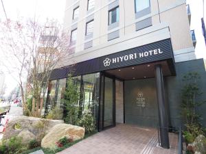 大阪Hiyori Hotel Osaka Namba Station的带有酒店标志的酒店入口