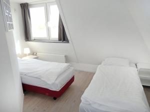 诺德克豪特Holiday Home de Witte Raaf-3 by Interhome的小型客房 - 带2张床和窗户