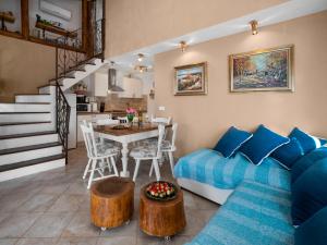 罗波里卡Holiday Home Villa Aurora by Interhome的客厅配有沙发和桌子