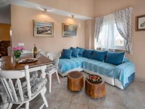 罗波里卡Holiday Home Villa Aurora by Interhome的客厅配有蓝色的沙发和桌子