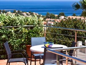 德尼亚Holiday Home Bellavista by Interhome的一个带桌椅的海景阳台