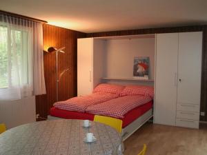 英格堡Apartment Sörenweg 5 by Interhome的一间小卧室,配有一张床和一张桌子