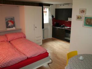 英格堡Apartment Sörenweg 5 by Interhome的一间带红色和白色床的卧室和一间厨房
