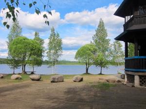 TohmajärviHoliday Home Kiviniemi by Interhome的享有湖泊和岩石及树木的景致