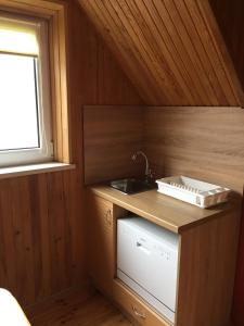 切尔卡瑟Домик для отдыха рядом Днепр的一个带水槽和柜台的小厨房