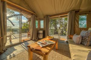 ShakaweXaro Lodge的客厅配有沙发和桌子