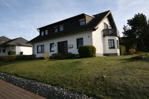 格罗尔斯泰因Munterleyblick的一间白色的房子,有黑色的屋顶和院子