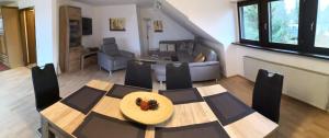 格罗尔斯泰因Munterleyblick的客厅设有餐桌和椅子