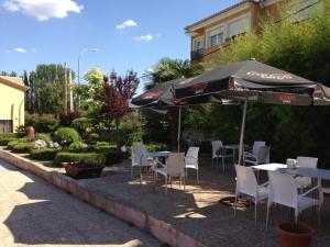 阿卡斯阿卡斯阿瓜酒店的一个带桌椅和遮阳伞的庭院