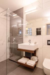 伊佐拉Hotel Haliaetum - San Simon Resort的一间带水槽和淋浴的浴室