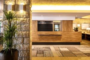 伊佐拉Hotel Haliaetum - San Simon Resort的餐厅的大堂,有两株盆栽植物