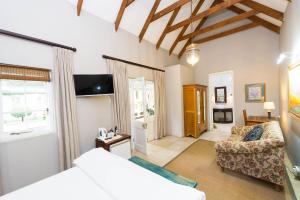 比勒陀利亚奥斯本旅馆的一间卧室配有一张床和一个沙发