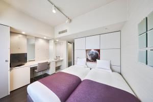 静冈HOTEL MYSTAYS Shimizu的一间卧室配有一张大床和一张书桌