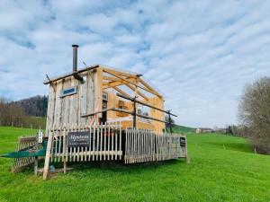黑里绍霍夫迪特里希农家乐的一座带围栏的田野小木房子