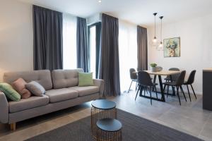 塞尔瑟亚德兰卡公寓的客厅配有沙发和桌子