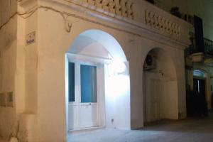 莫诺波利Locazione turistica Casa Gemma的白色门的建筑物入口