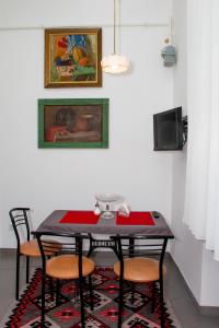 利沃夫Antique Lviv的餐桌、椅子和墙上的绘画