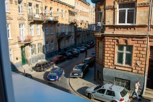 利沃夫Antique Lviv的停在城市街道上的一群汽车