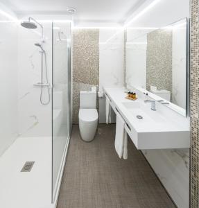 桑亨霍Hotel Silgar 92的浴室配有卫生间、盥洗盆和淋浴。