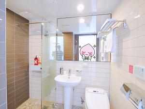 西归浦市Hotel Stay Interview Jeju的一间带水槽、卫生间和镜子的浴室