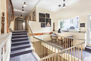 贝尔格莱德SuperB Luxury Suites的房屋内的楼梯,拥有白色的墙壁和木地板