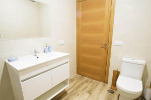 维拉波Casa A Rotea的浴室配有白色水槽和卫生间。