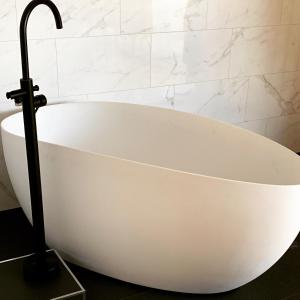 格兰纳格雷纳酒店的浴室内设有一个白色浴缸