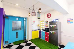 孟买goSTOPS Mumbai的带冰箱的厨房和 ⁇ 格地板