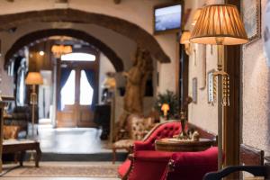 罗德镇罗德镇布谷鸟酒店 - 仅限成人入住的客厅配有红色的沙发和桌子