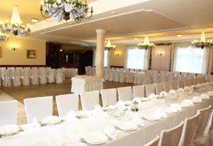 热平Park Hotel的宴会厅配有白色的桌子和白色的椅子