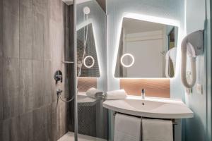 阿姆博斯昂布瓦斯宜必思酒店的浴室配有盥洗盆和带镜子的淋浴