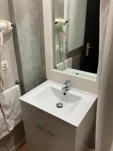 圣何塞Santuario San José的浴室设有白色水槽和镜子
