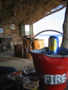 马萨阿拉姆Deep south Eco-lodge的桌上放着一个装有饮料的火桶