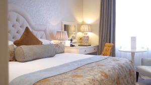 科克科克城皇家酒店的一间卧室配有一张床、一把椅子和镜子