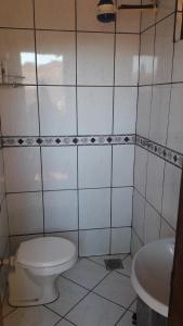大坎普Hostel DS的一间带卫生间和水槽的浴室