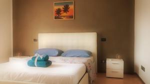 佩斯基耶拉德加达KARINA'S home的一间卧室,配有一张蓝色袋子的床