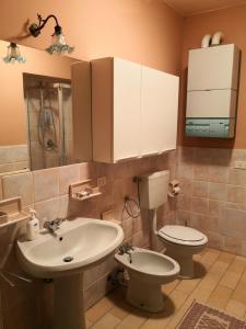 卡萨莱蒙费拉托San Giovannina '800的一间带水槽和卫生间的浴室