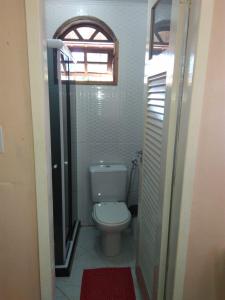 大伊瓜巴Casa com piscina e churrasqueira的一间带卫生间和窗户的小浴室