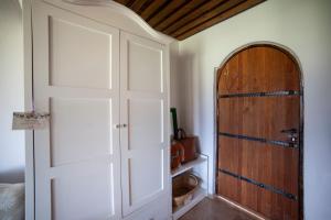 塞尔丘克VINIFERA VINEYARDS HOTEL的木门房间的一扇门