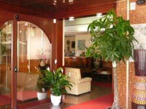 葛伦坦马勒伊甸园酒店的客厅配有沙发、椅子和植物