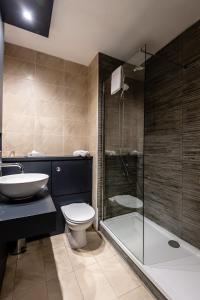 斯特拉班弗伊特斯酒店的浴室配有卫生间、盥洗盆和淋浴。