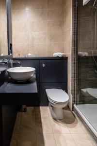 斯特拉班弗伊特斯酒店的浴室配有卫生间、盥洗盆和浴缸。