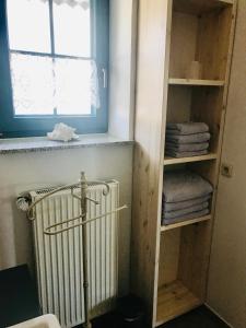 博恩"Backbord" by Ferienhaus Strandgut的浴室设有暖气、窗户和毛巾。