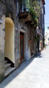 皮蒂利亚诺Relax nel tufo的街道上设有门和楼梯的建筑