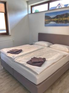 巴特萨克萨Freizeitcenter Bad Sachsa的卧室里一张带两条毛巾的床
