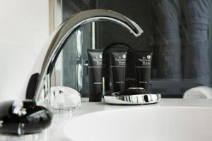 巴黎白水仙酒店的浴室水槽配有水龙头和牙刷