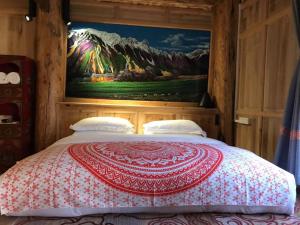 香格里拉月上蓝山的一间卧室配有一张壁画床