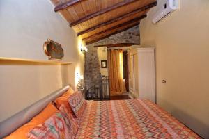 布罗洛Al Castello的一间卧室配有一张床和一个沙发