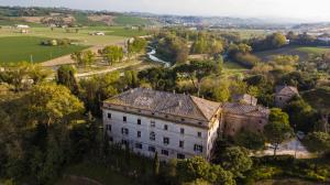 TrecastelliLocanda della Cavalleria的地面上旧建筑的空中景观